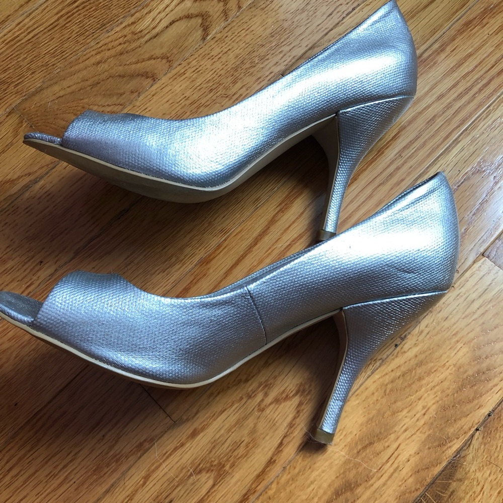 Silver heels - Picture 3 of 4